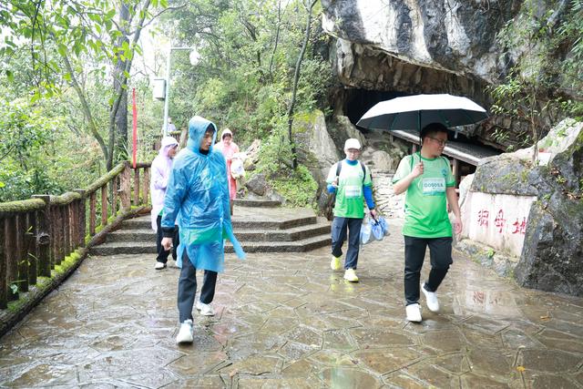贵阳举行“绿行者”生态文明公益健行 两千市民共绘绿色画卷