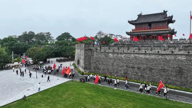 荆州区：全民携手迎国庆 万步同心创5A 环城健步走焕发古城新风貌