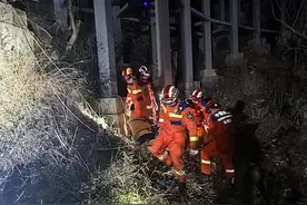 云南一男子独自到山上观景台饮酒不慎跌落山下，消防耗时一个多小时成功营救图片