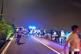 杭州一女骑手摔掉三颗门牙，同伴拿着两颗牙走进急诊室……夜骑爆火，事故也多了图片