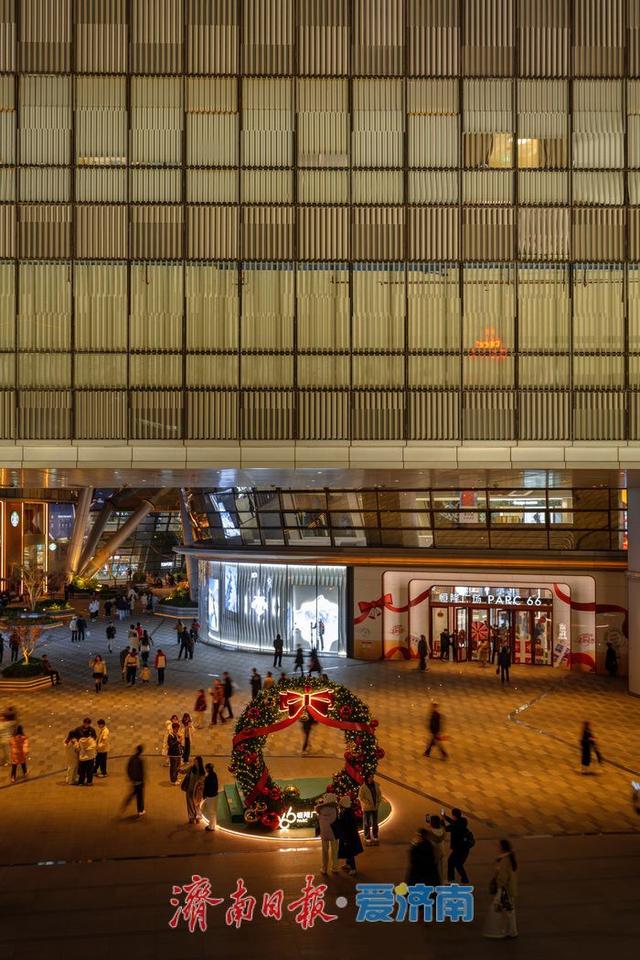 一年四季 泉在济南丨济南泉城广场夜景美轮美奂，灯光织就都市繁华