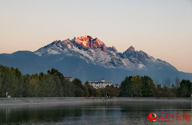 丽江玉龙雪山冬日限定版“日照金山”美如画