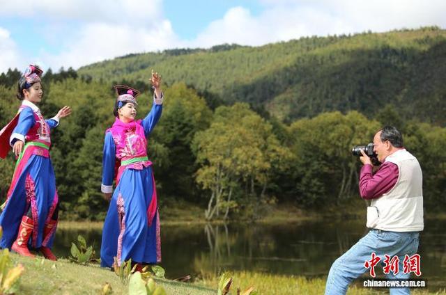 香格里拉秋景如画游人如织