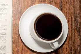 女子每天喝咖啡，嗓子痛得“像在吞刀片！”竟确诊……医生提醒→图片