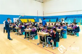 酒精作燃料 教室成“火箭发射基地” 同济大学教授为昆明学子带来科学实践课图片