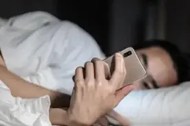 用这个姿势刷手机，小伙儿两眼近视度数相差500度！危害比你想象中更大，赶紧提醒家人图片