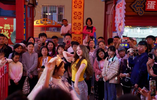 新疆伊犁：暑期旅游人气旺