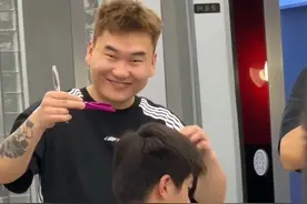 给潘展乐剪头发的00后理发师阿金：订单爆了！剪个冠军同款“运气头”图片