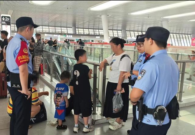 双胞胎哥哥在杭州东站被陌生女子抱走？派出所全员出动，20分钟锁定“嫌疑人”，万万没想到……
