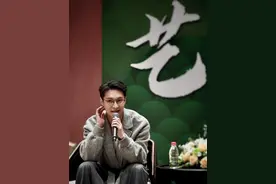 ​张艺兴的正面与侧面图片