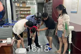 女童被葡萄卡喉，嘴唇发紫险窒息！他一个动作救了命→图片