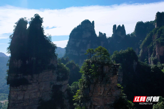 张家界十里画廊日出：阳光与峰林的“光影秀”