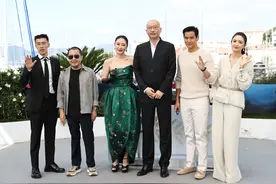 戛纳电影节：中国影片《狗阵》主创亮相拍照式图片