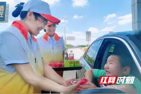 长沙高速观音岩中心收费站为高速出行司乘“降温”图片
