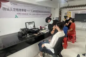 “微镜头定格微幸福”！大浪街道为困难家庭拍摄全家福，记录温馨瞬间图片