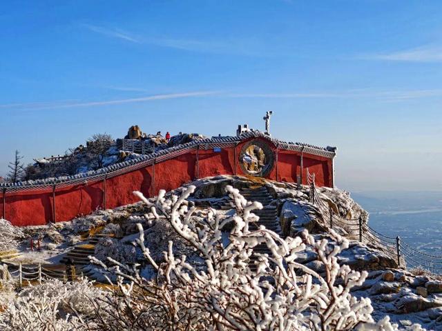 岱宗披霜缟 冰韵醉人间