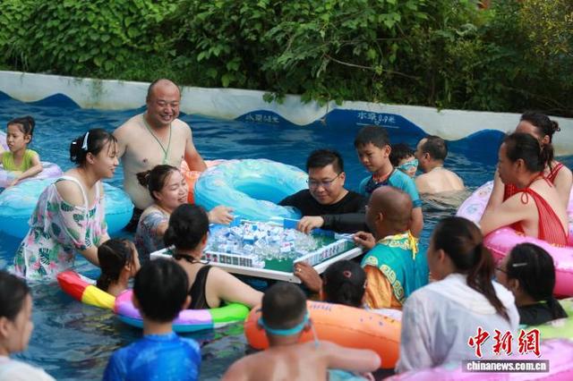 重庆：“秋老虎”发威 水上乐园开启“下饺子”模式