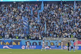 大连英博海发中超主场首秀 6万余名球迷到场助阵图片