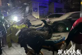 95岁老奶奶雪夜里摔倒，民警脱下雨衣为她挡雪图片