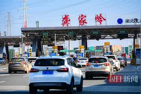 春运进入返程高峰，武鄂高速龚家岭收费站未现拥堵图片
