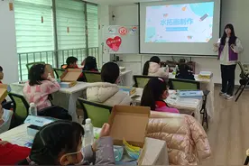 孩子们在大学生志愿者指导下制作自己的非遗水拓画图片