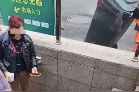 网传"女子下楼梯玩手机摔死"？画面曝出，多方回应→图片