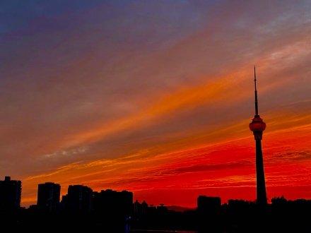 北京现绝美火烧云 市民打卡定格美景