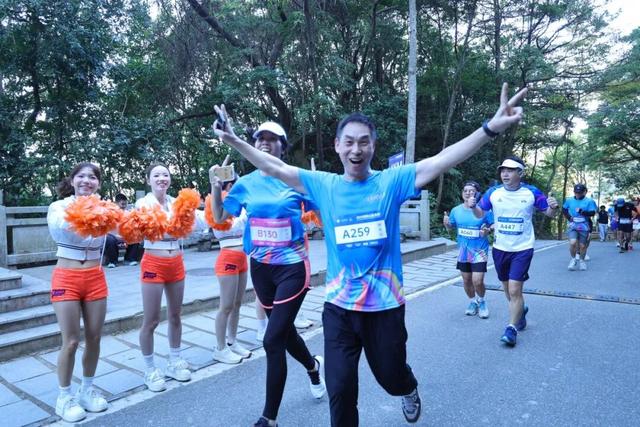 三大世界冠军助阵！直击2025梧桐山登高赛！