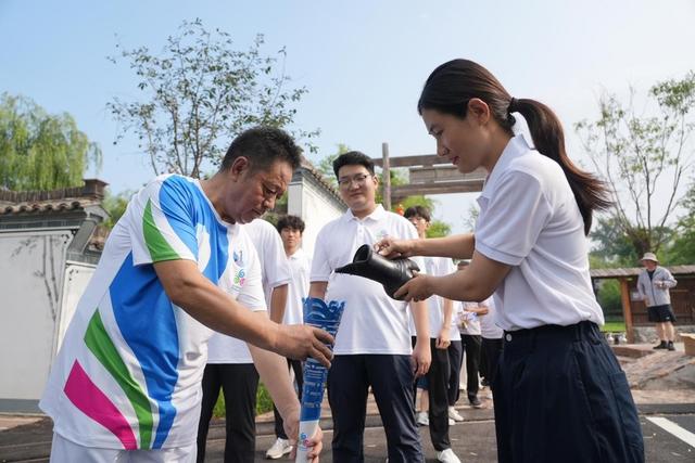 浪溪河畔引“泉炬”！2025济南国际泉水节“泉炬”传递走进平阴洪范泉群