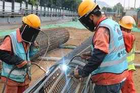 让更多一线劳动者走到聚光灯下 | 新京报评论图片