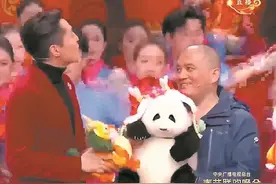 谭爷爷抱着“花花”春晚开场拜年图片