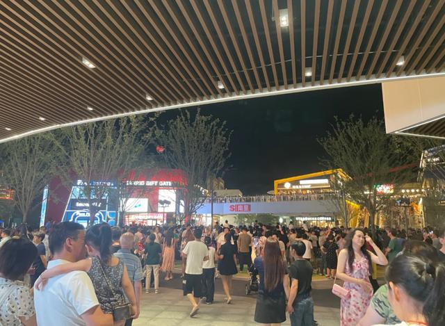 日均客流约6万人次，上海乐高乐园配套商业街人气从何而来？