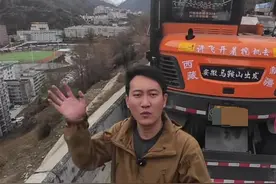 安徽小伙开着挖掘机去西藏：途中修路填坑参加救援图片