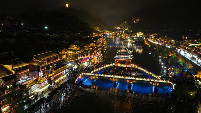 湖南凤凰：特色旅拍丰富旅游体验