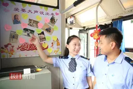 赠鲜花、送祝福，武汉公交母亲节别样温馨图片