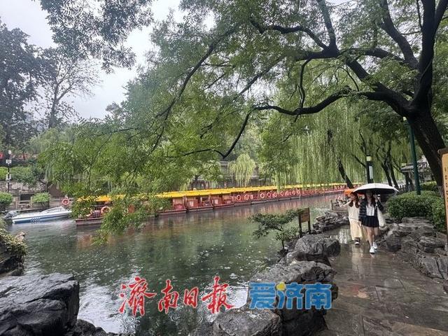 “不是江南胜似江南”，济南护城河畔雨中尽显诗意