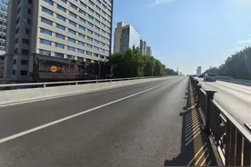 今年30岁的郑州紫荆山立交，正在用新材料“美颜”图片