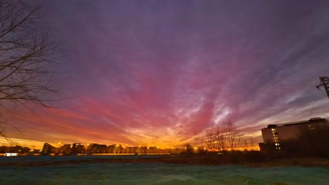 绝美朝霞来了！风歇月晕笼，霞流江泛红