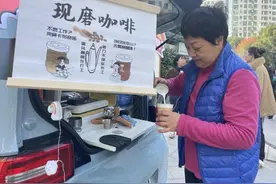 诗和远方尽在后备箱！花费万元，“中年少女”改造移动咖啡车重启人生图片