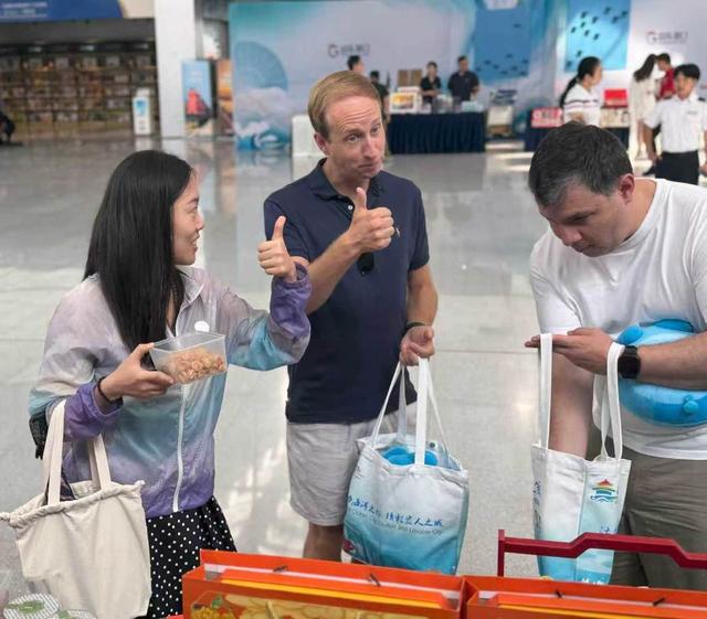 中国首艘五星红旗邮轮抵青！最大美洲入境团见证“邮轮+文旅”新高度