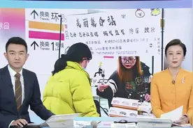 重庆95后女生地铁站摆摊意外走红！ 网友直呼：好方便！建议全国推广视频封面