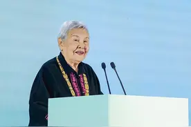 94岁郑小瑛：一生把指挥棒攥在手中图片