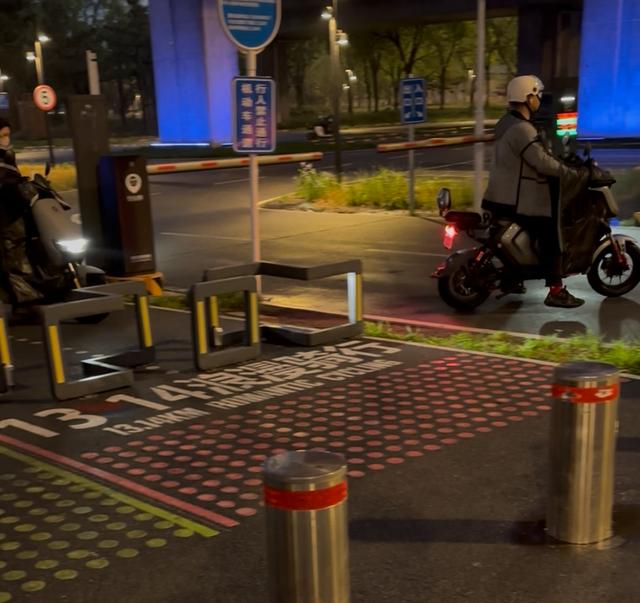 调查 | 浪漫骑行变“障碍跨越”，这些慢行空间有点尴尬