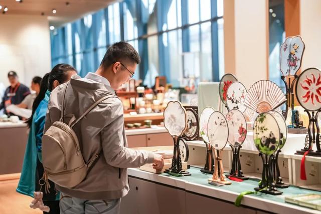 金秋十月去哪儿？万千气象成都行