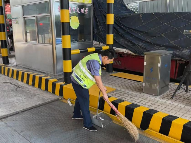 奔赴社港，安心抵达！看收费站如何织密暑期出行安全网