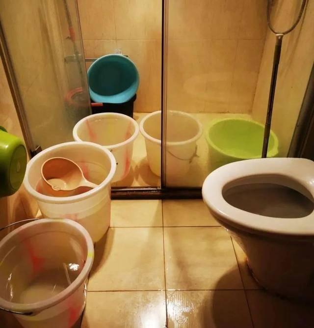 为什么不能“倒水冲厕”?很多人不懂，看似节俭实则隐患很大!