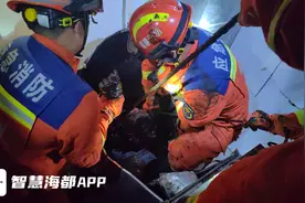 紧急救援！泉州一工人疏通油烟管道从五楼管道滑落图片