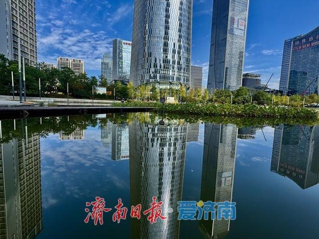 一年四季 泉在济南丨济南CBD荷花湖秋景如画 碧水映景绘就城市诗意