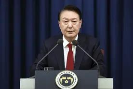 专家解读丨韩国军警包围国会，尹锡悦下险招欲“逆风翻盘”视频封面