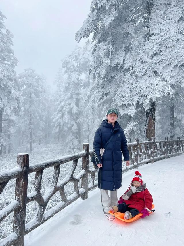 寒假遛娃必冲！瓦屋山冰雪仙境已上线，小神兽耍雪自由get！